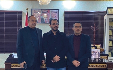 بلدية الرصيفة وجمعية عناية يتعاونان في حملة إطعام الكلاب الضالة