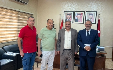 اجتماع في قضاء الأزرق لبحث مشكلة الكلاب الضالة